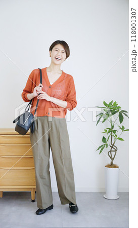 女性秋服夏服のファッションコーディネート全身（縦向き）. 118001307