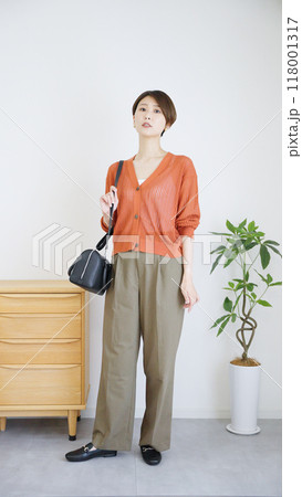 女性秋服夏服のファッションコーディネート全身(縦向き). 女性秋服夏服のファッションコーディネート全身(縦向き). 118001317