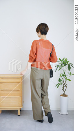 女性秋服夏服のファッションコーディネート全身（縦向き）. 118001321