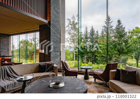 北海道 ニセコの高級リゾートホテル、東山ニセコビレッジ、リッツ・カールトン・リザーブのロビーラウンジ 118001322