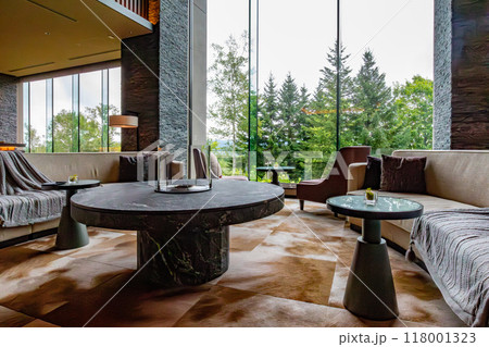 北海道 ニセコの高級リゾートホテル、東山ニセコビレッジ、リッツ・カールトン・リザーブのロビーラウンジ 118001323