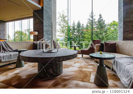 北海道 ニセコの高級リゾートホテル、東山ニセコビレッジ、リッツ・カールトン・リザーブのロビーラウンジ 北海道 ニセコの高級リゾートホテル、東山ニセコビレッジ、リッツ・カールトン・リザーブのロビーラウンジ 118001324