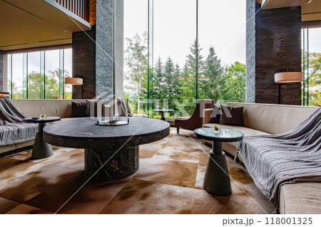 北海道 ニセコの高級リゾートホテル、東山ニセコビレッジ、リッツ・カールトン・リザーブのロビーラウンジ 118001325