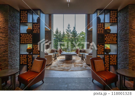 北海道 ニセコの高級リゾートホテル、東山ニセコビレッジ、リッツ・カールトン・リザーブのロビーラウンジ 118001328