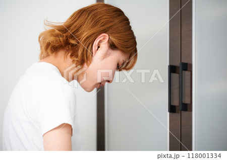 食器棚を開ける女性　家事　料理　生活 118001334