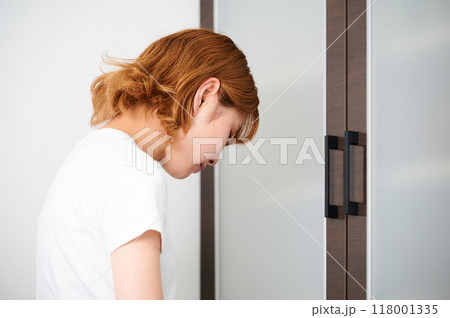 食器棚を開ける女性　家事　料理　生活 118001335