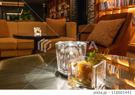 北海道 ニセコのリゾートホテル、東山ニセコビレッジ、リッツ・カールトン・リザーブ 夜のロビーラウンジ 118001441