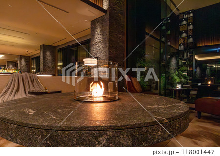 北海道 ニセコのリゾートホテル、東山ニセコビレッジ、リッツ・カールトン・リザーブ 夜のロビーラウンジ 118001447