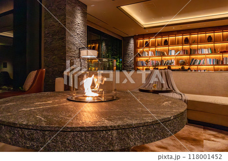 北海道 ニセコのリゾートホテル、東山ニセコビレッジ、リッツ・カールトン・リザーブ 夜のロビーラウンジ 118001452