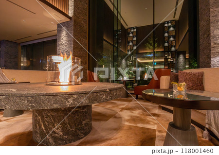 北海道 ニセコのリゾートホテル、東山ニセコビレッジ、リッツ・カールトン・リザーブ 夜のロビーラウンジ 118001460