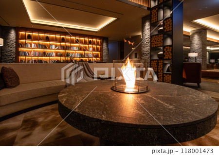 北海道 ニセコのリゾートホテル、東山ニセコビレッジ、リッツ・カールトン・リザーブ 夜のロビーラウンジ 118001473
