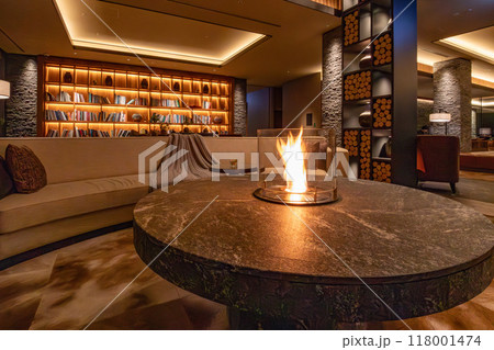 北海道 ニセコのリゾートホテル、東山ニセコビレッジ、リッツ・カールトン・リザーブ 夜のロビーラウンジ 118001474