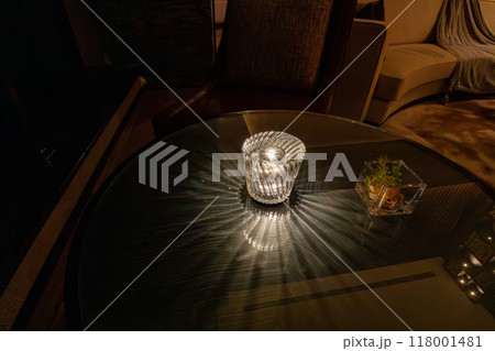 北海道 ニセコのリゾートホテル、東山ニセコビレッジ、リッツ・カールトン・リザーブ 夜のロビーラウンジ 北海道 ニセコのリゾートホテル、東山ニセコビレッジ、リッツ・カールトン・リザーブ 夜のロビーラウンジ 118001481