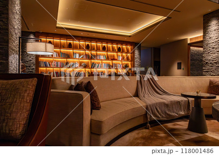 北海道 ニセコのリゾートホテル、東山ニセコビレッジ、リッツ・カールトン・リザーブ 夜のロビーラウンジ 118001486