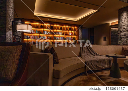 北海道 ニセコのリゾートホテル、東山ニセコビレッジ、リッツ・カールトン・リザーブ 夜のロビーラウンジ 118001487