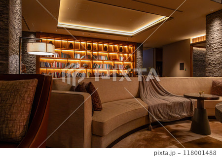 北海道 ニセコのリゾートホテル、東山ニセコビレッジ、リッツ・カールトン・リザーブ 夜のロビーラウンジ 118001488