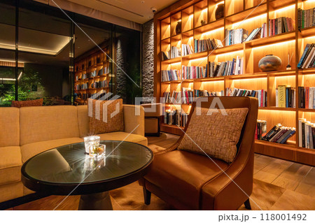 北海道 ニセコのリゾートホテル、東山ニセコビレッジ、リッツ・カールトン・リザーブ 夜のロビーラウンジ 118001492