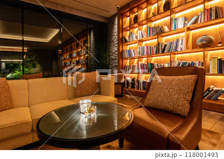 北海道 ニセコのリゾートホテル、東山ニセコビレッジ、リッツ・カールトン・リザーブ 夜のロビーラウンジ 118001493