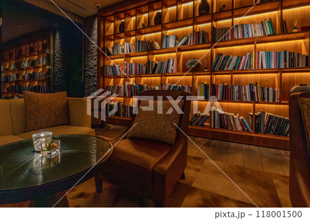 北海道 ニセコのリゾートホテル、東山ニセコビレッジ、リッツ・カールトン・リザーブ 夜のロビーラウンジ 118001500