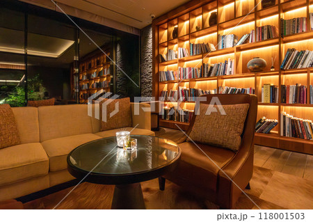 北海道 ニセコのリゾートホテル、東山ニセコビレッジ、リッツ・カールトン・リザーブ 夜のロビーラウンジ 118001503