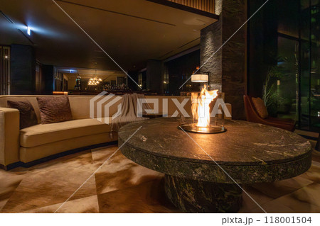 北海道 ニセコのリゾートホテル、東山ニセコビレッジ、リッツ・カールトン・リザーブ 夜のロビーラウンジ 北海道 ニセコのリゾートホテル、東山ニセコビレッジ、リッツ・カールトン・リザーブ 夜のロビーラウンジ 118001504