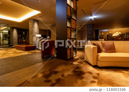 北海道 ニセコのリゾートホテル、東山ニセコビレッジ、リッツ・カールトン・リザーブ 夜のロビーラウンジ 118001506