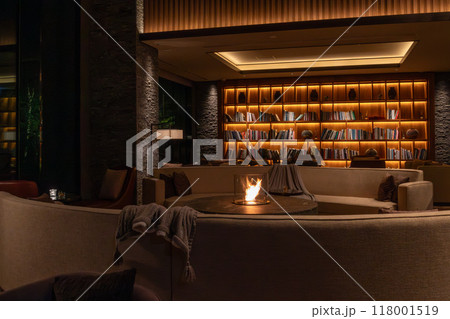 北海道 ニセコのリゾートホテル、東山ニセコビレッジ、リッツ・カールトン・リザーブ 夜のロビーラウンジ 118001519