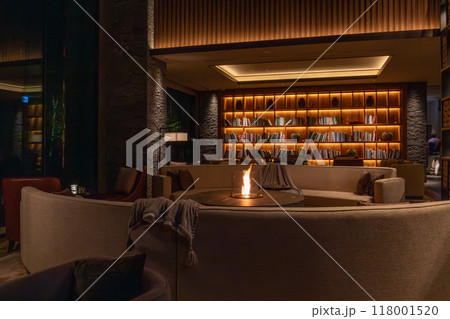 北海道 ニセコのリゾートホテル、東山ニセコビレッジ、リッツ・カールトン・リザーブ 夜のロビーラウンジ 118001520