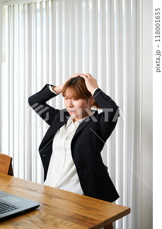 落ち込むビジネスウーマン 女性 仕事 落ち込むビジネスウーマン 女性 仕事 118001655