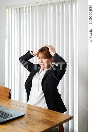 落ち込むビジネスウーマン 女性 仕事 落ち込むビジネスウーマン 女性 仕事 118001656