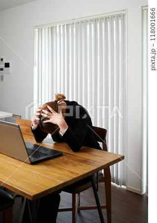 落ち込むビジネスウーマン　女性　仕事 118001666