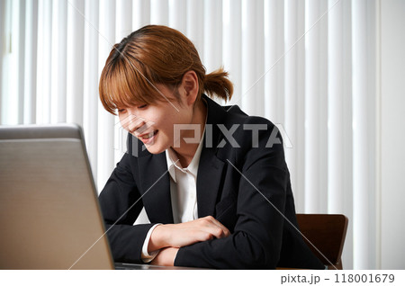 落ち込むビジネスウーマン　女性　仕事 118001679
