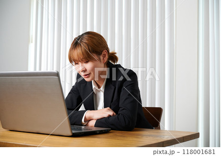 落ち込むビジネスウーマン　女性　仕事 118001681