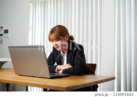 落ち込むビジネスウーマン 女性 仕事 落ち込むビジネスウーマン 女性 仕事 118001683
