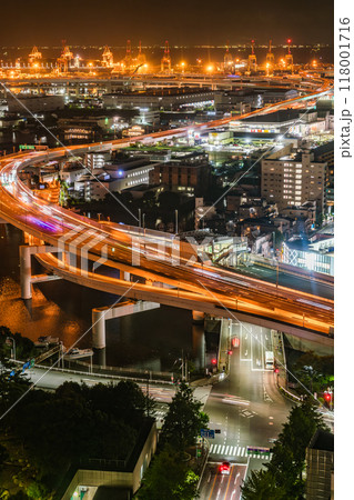 【神奈川県】夜の本牧埠頭と高速道路 118001716