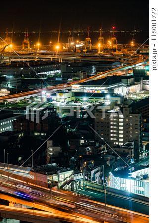 【神奈川県】夜の本牧埠頭と高速道路 118001722