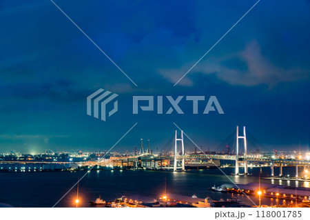 【神奈川県】夜の山下埠頭とベイブリッジ 【神奈川県】夜の山下埠頭とベイブリッジ 118001785