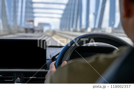 ドライブする男性 ドライブする男性 118002357