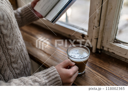 読書をする女性 118002365