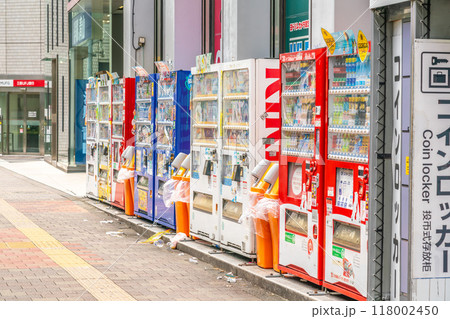 道端に並ぶ自動販売機 118002450