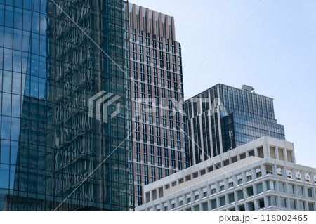 東京丸ノ内の高層ビルを見上げるオフィス街の風景 118002465