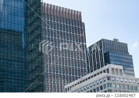 東京丸ノ内の高層ビルを見上げるオフィス街の風景 東京丸ノ内の高層ビルを見上げるオフィス街の風景 118002467