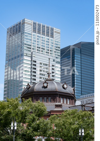 ビルに囲まれた東京駅 118002473
