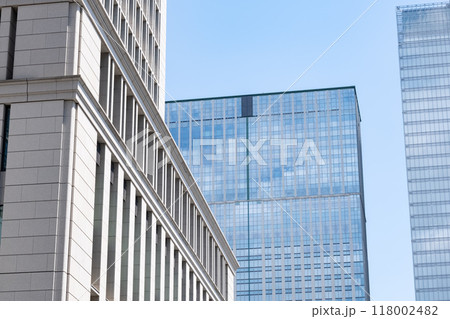 東京丸ノ内の高層ビルを見上げるオフィス街の風景 118002482