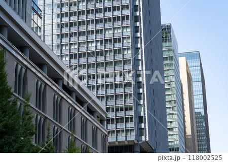 東京丸ノ内の高層ビルを見上げるオフィス街の風景 118002525