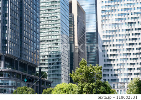 東京丸ノ内の緑のあるオフィス街の風景 118002531