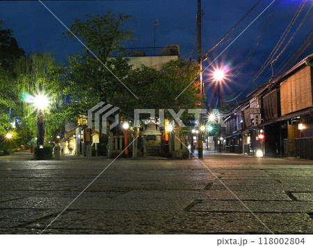 京都府　祇園白川　辰巳大明神　夜景　8月 118002804
