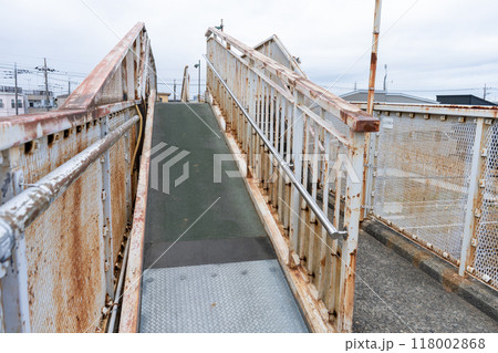 古びた歩道橋 古びた歩道橋 118002868