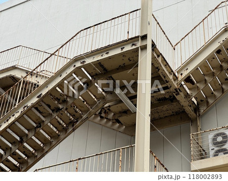 錆びた鉄階段　 118002893