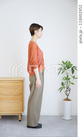 女性秋服夏服のファッションコーディネート全身（縦向き） 118002952